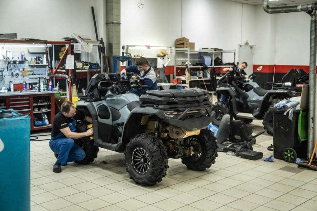 Официальную технику CFMOTO обслужить гораздо легче: на нее действует гарантия, запчасти в наличии, а механики досконально знают ее конструкцию