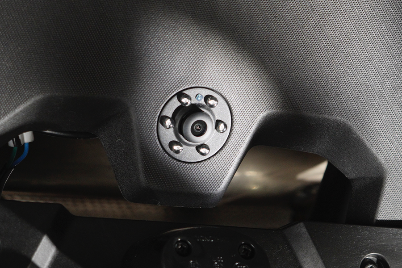 Камера заднего вида дает четкий обзор с широким углом обзора