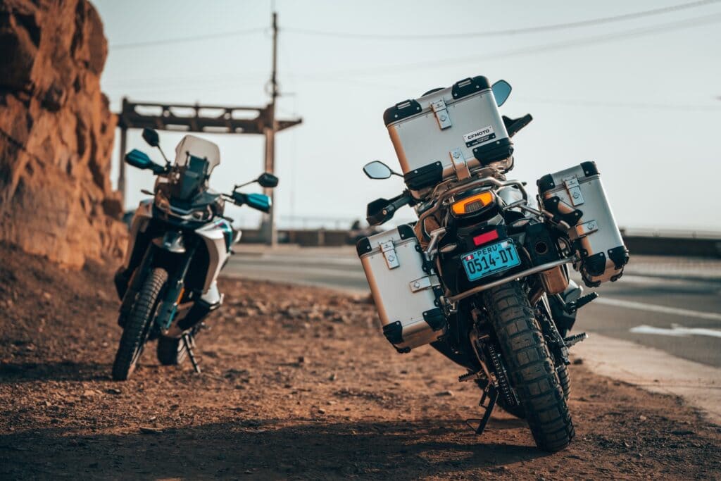 CFMOTO 800MT-X на шоссе на остановке