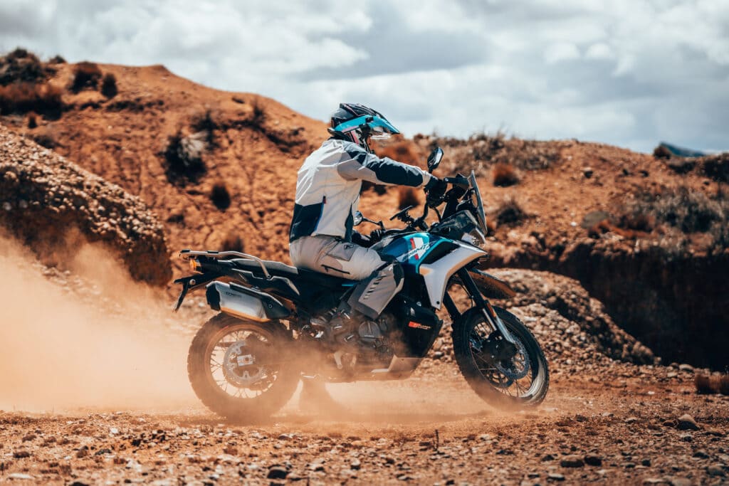 CFMOTO 800MT-X на оффроуде в профиль